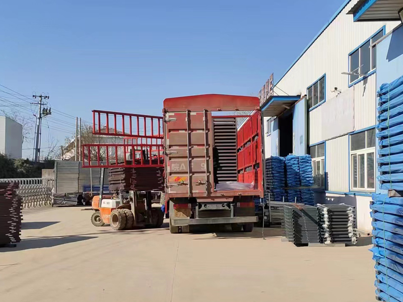 金用護(hù)欄2022年12月24日鋅鋼百葉窗裝車發(fā)貨！