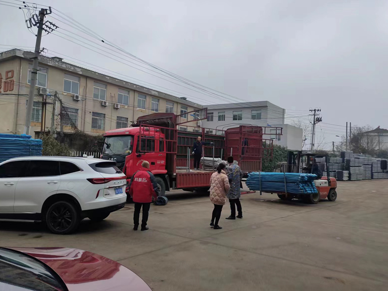 金用護欄2023年2月6日鋅鋼組裝式欄桿裝車發貨！