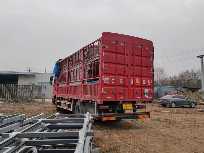 金用護欄2023年2月17日鋅鋼玻璃欄桿裝車發(fā)貨！