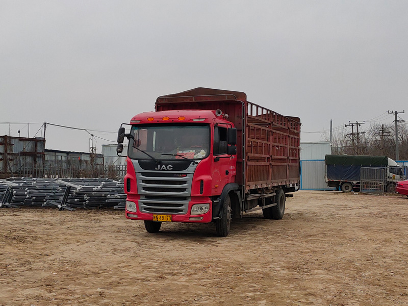 金用護(hù)欄2023年2月22日鋅鋼玻璃欄桿裝車發(fā)貨！