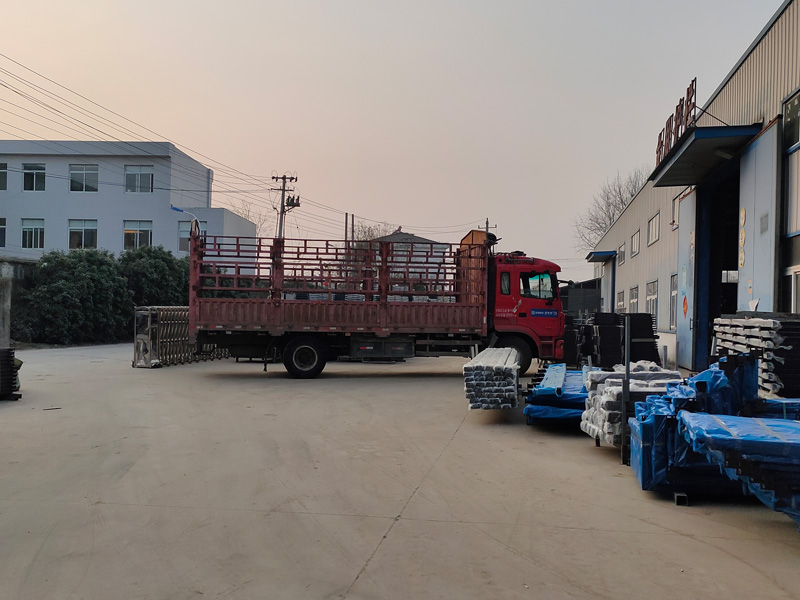 金用護(hù)欄2023年3月1日鋅鋼護(hù)窗欄桿裝車發(fā)貨！