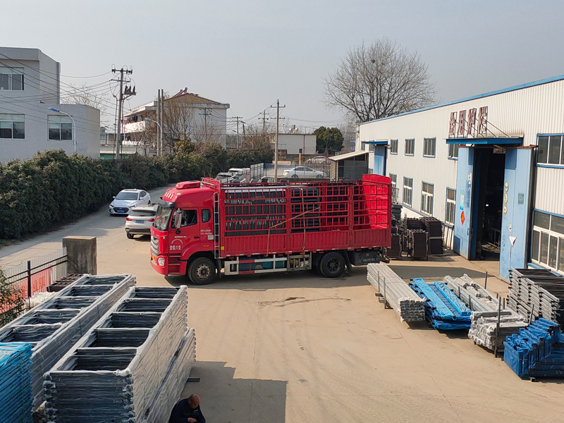 金用護(hù)欄2023年3月3日鋅鋼百葉窗裝車發(fā)貨！