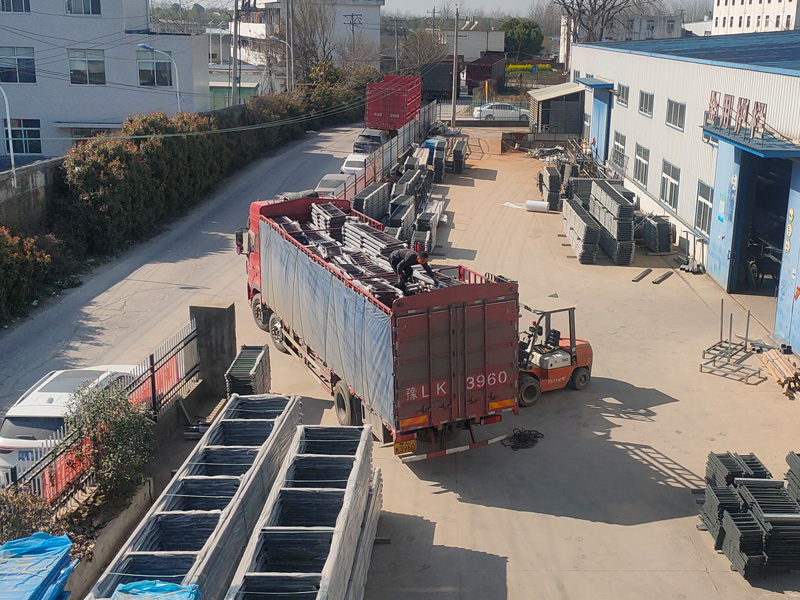 金用護(hù)欄2023年3月14日鋅鋼連廊欄桿裝車發(fā)貨！