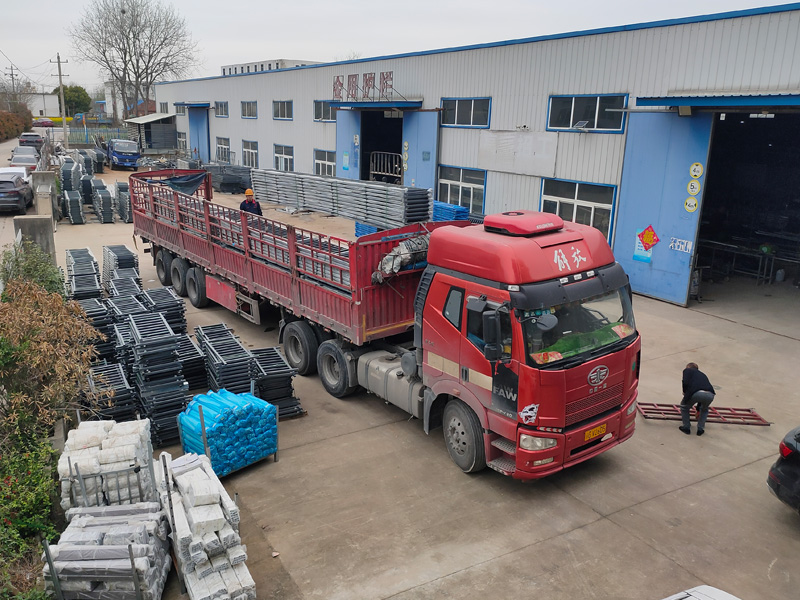 金用護欄2023年3月24日鋅鋼連廊欄桿裝車發(fā)貨！