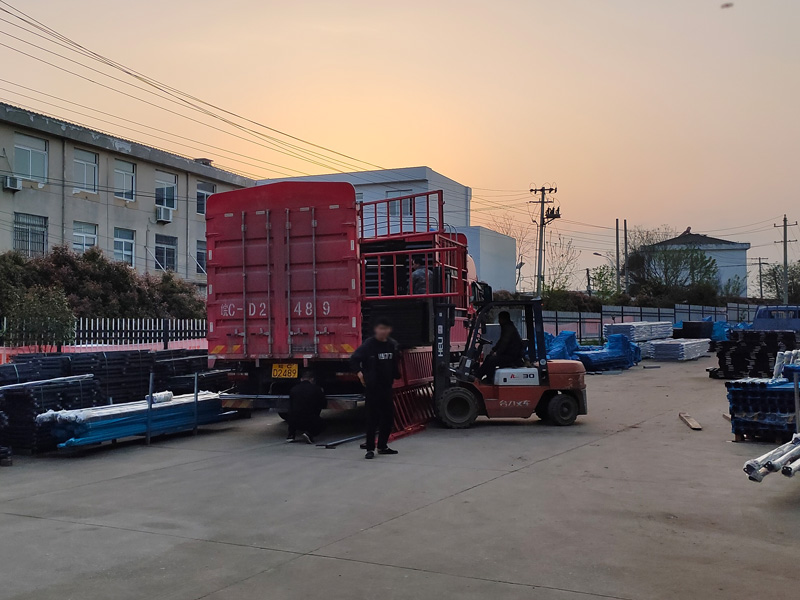 金用護欄2023年4月6日鋅鋼百葉窗裝車發貨！