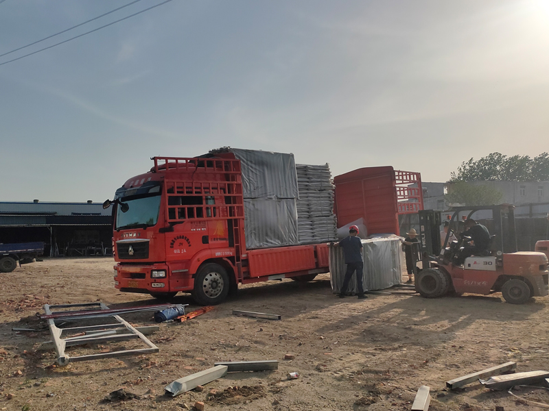 金用護欄2023年4月17日鋅鋼陽臺護窗欄桿裝車發貨！