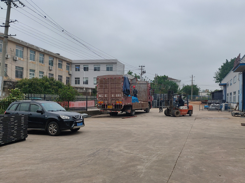 金用護欄2023年5月6日鋅鋼飄窗欄桿裝車發貨! 金用護欄2023年5月6日鋅鋼飄窗欄桿裝車發貨!