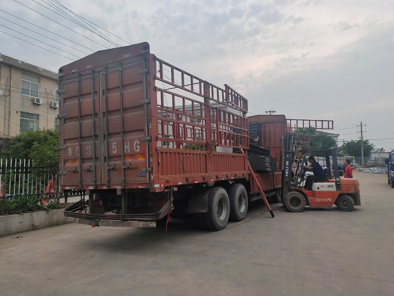 金用護欄2023年5月18日鋁合金百葉窗裝車發貨！