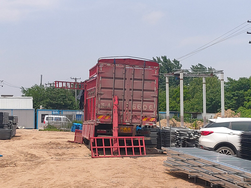 2023年5月25日鋅鋼飄窗護(hù)欄裝車發(fā)貨！