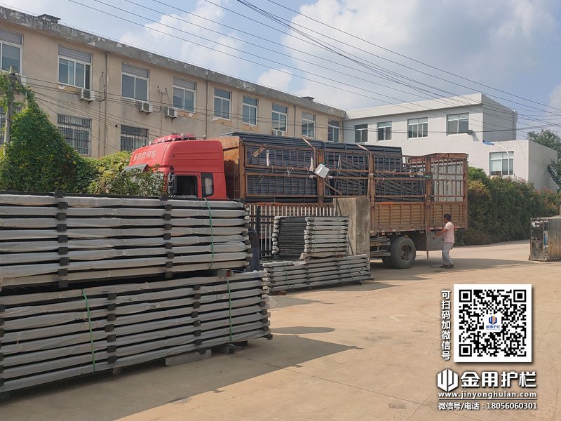 2023年10月12日鋅鋼百葉窗裝車發(fā)貨！