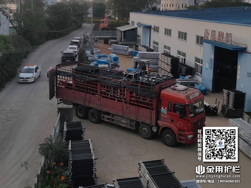 2023年10月17日鋅鋼百葉窗裝車發(fā)貨！