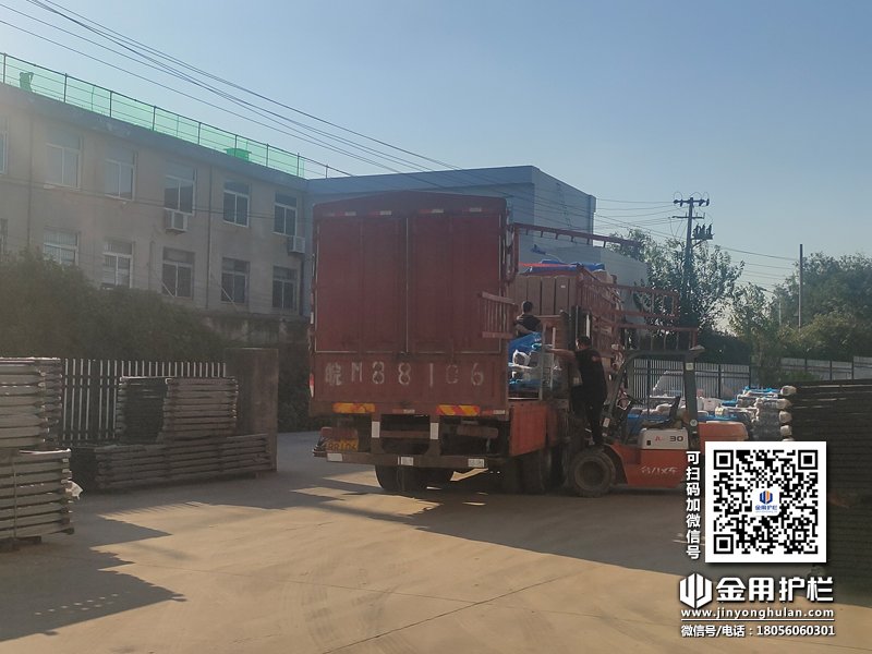 2023年10月21日鋅鋼組裝護欄裝車發(fā)貨！