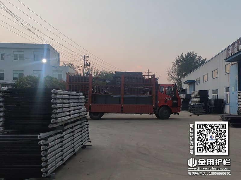 2023年10月30日鋅鋼圍墻護欄裝車發貨！