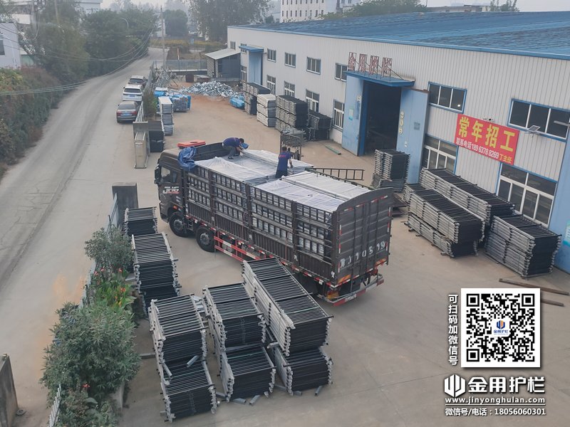 2023年10月31日鋅鋼陽臺(tái)護(hù)欄裝車發(fā)貨！