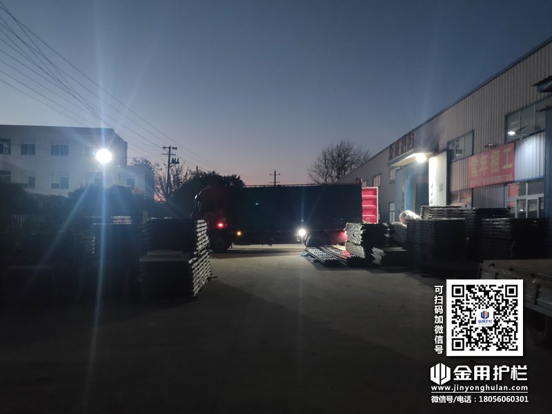 2023年11月24日鋅鋼百葉窗裝車(chē)發(fā)貨！