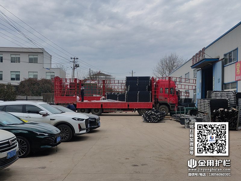 2023年12月26日鋅鋼護(hù)窗欄桿裝車發(fā)貨！