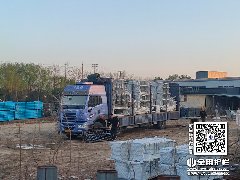 2024年4月3日鋅鋼空調(diào)護(hù)欄裝車(chē)發(fā)貨！