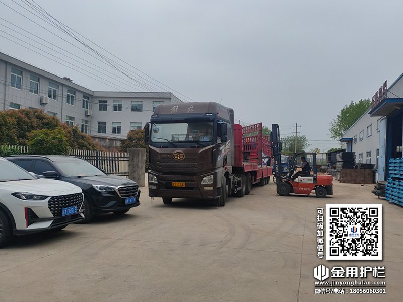 2024年4月10日鋅鋼陽(yáng)臺(tái)欄桿裝車發(fā)貨！