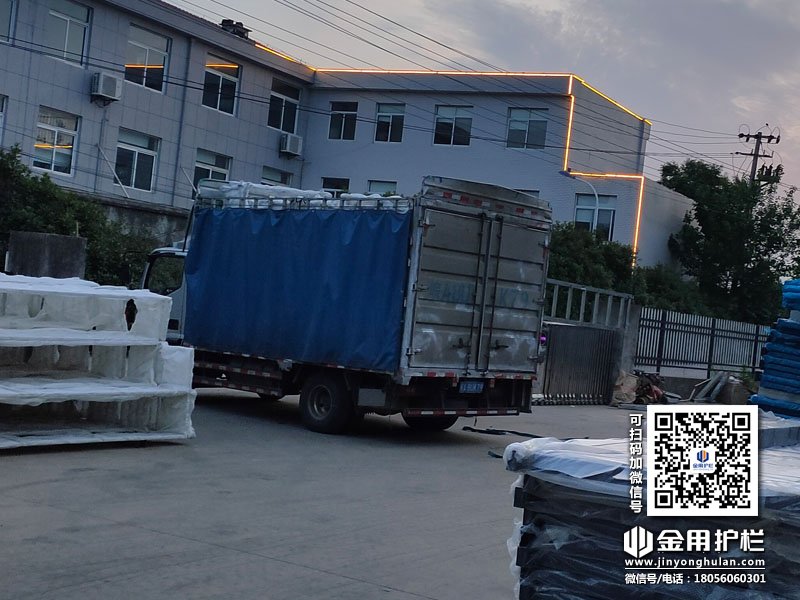 2024年5月20日鋅鋼飄窗欄桿裝車發貨！