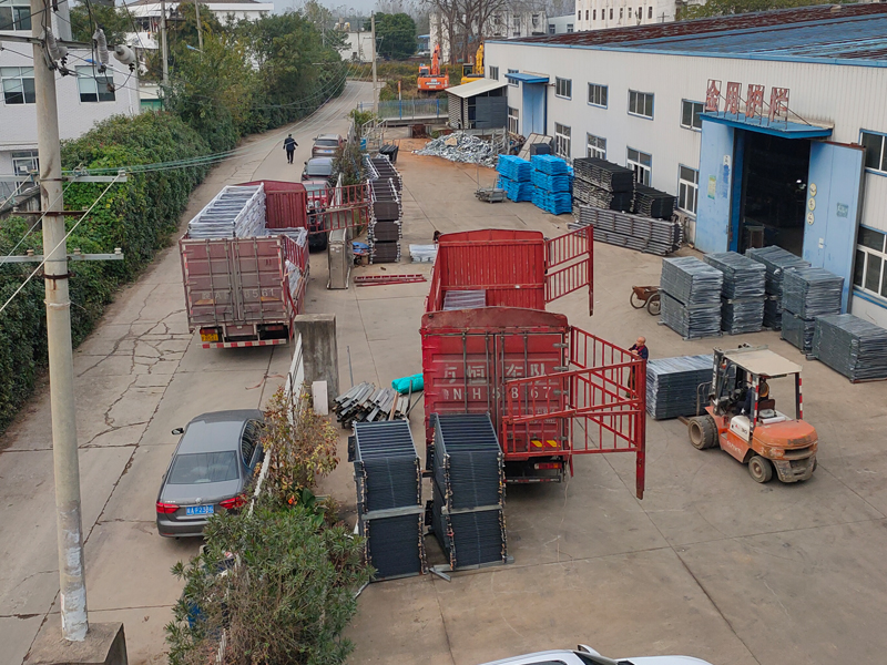 2024年11月11日鋅鋼玻璃護欄裝車發貨！