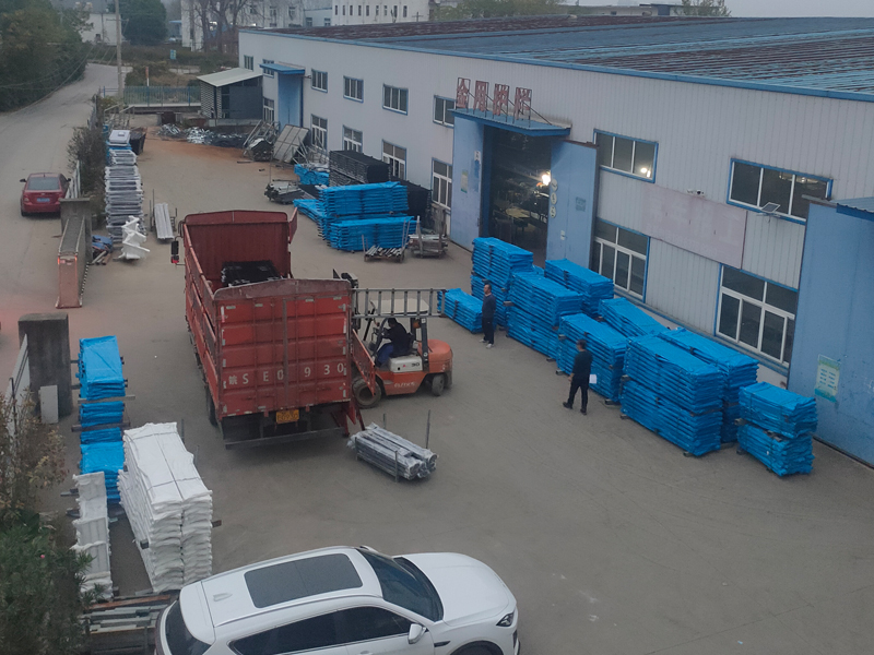 2024年11月18日鋅鋼圍墻護欄裝車發(fā)貨！