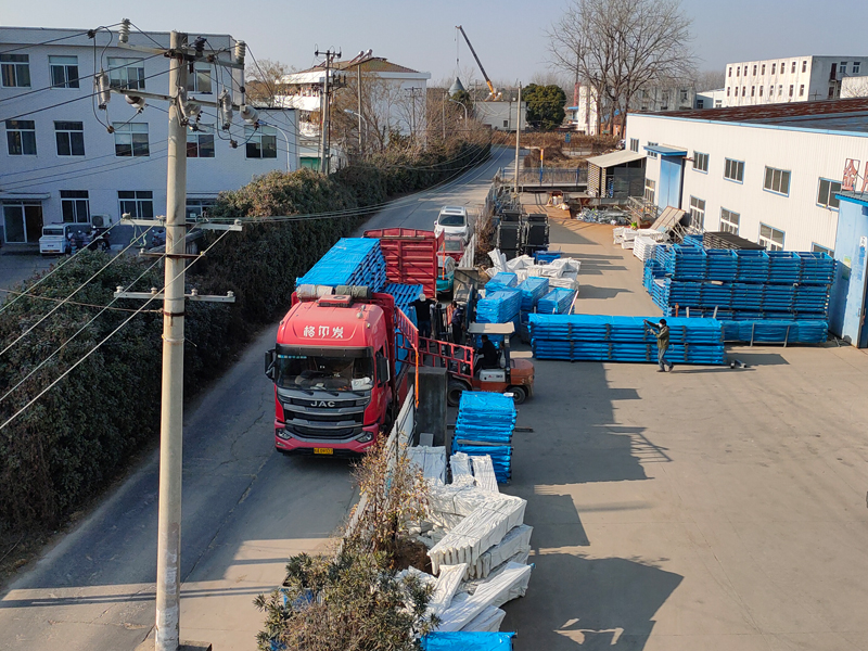 2025年1月7日鋅鋼陽臺護欄裝車發貨！