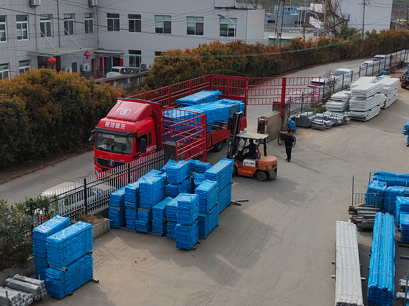 2025年4月3日鋅鋼陽臺欄桿裝車發(fā)貨！