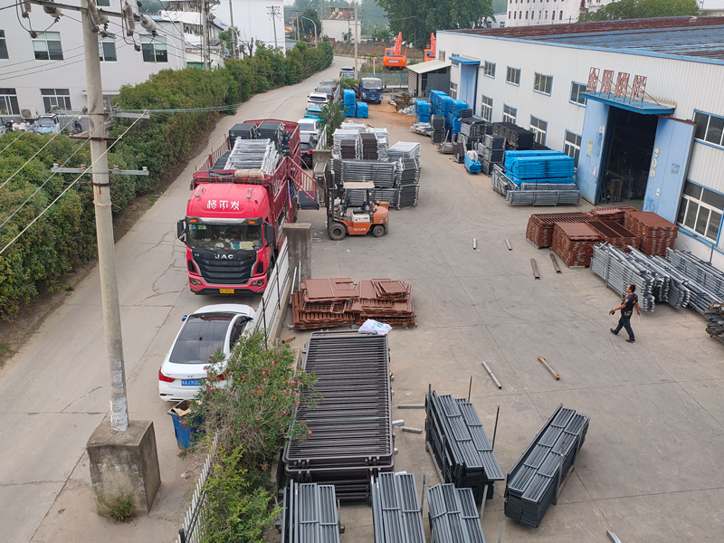 2025年6月4日鋅鋼玻璃護欄裝車發貨！