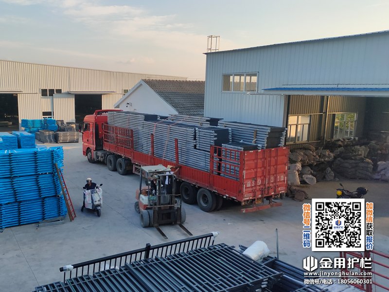 2025年8月4日鋁合金陽臺(tái)護(hù)欄裝車發(fā)貨！
